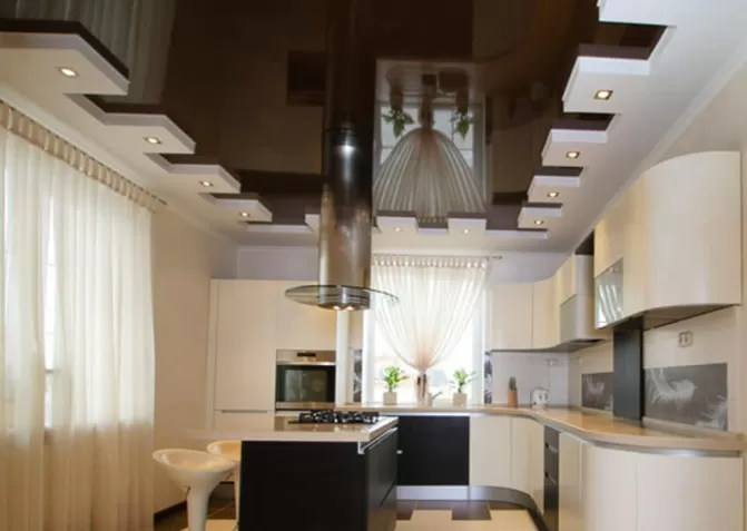 Установка коричневых натяжных потолков